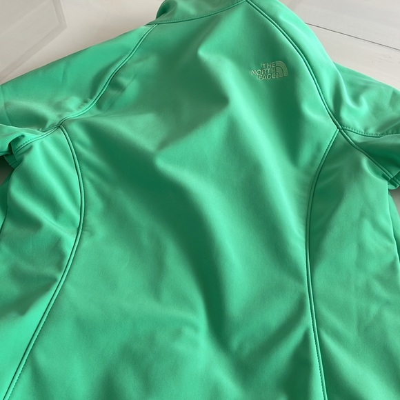 Bright green north face such a great color perfect condition - Picture 4 of 5